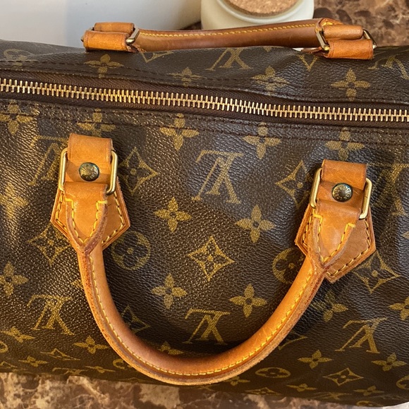 Authentic Louis Vuitton Monogram Speedy 40 - Picture 5 of 15